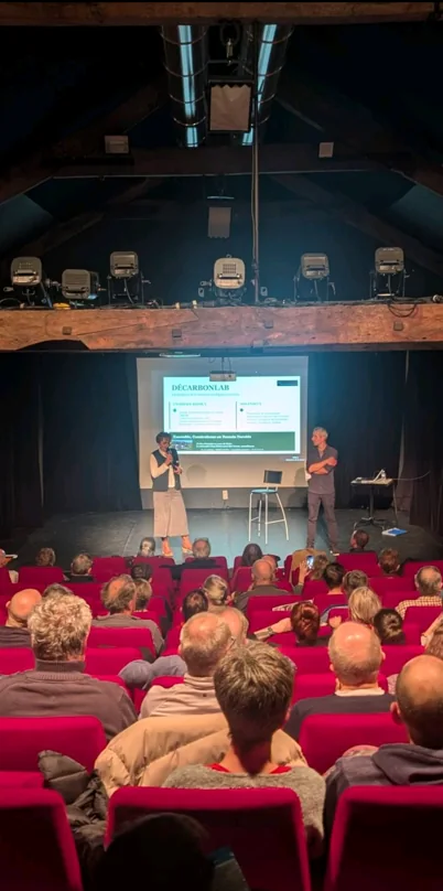 Public assistant à une conférence sur l’intelligence artificielle